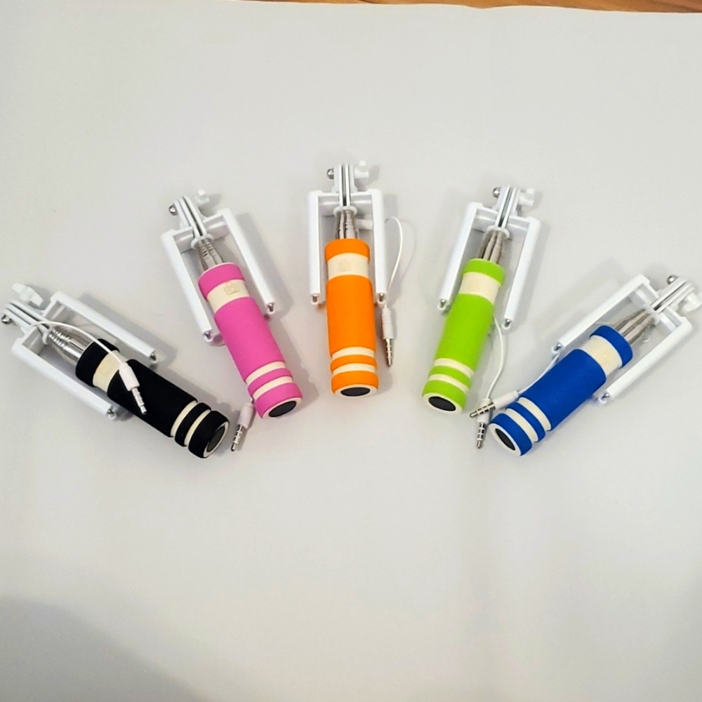 Mini Selfie Stick extends to 19.5" + Free bonus gift! Set of 5